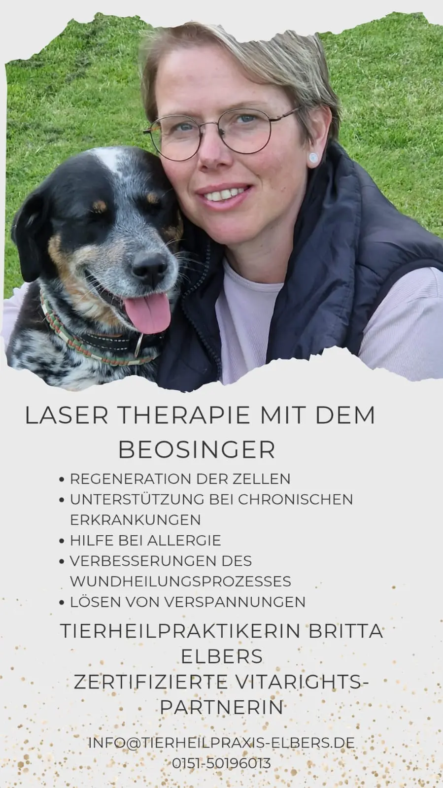 Tierheilpraktikerin Britta Elbers posiert mit einem Hund in einem neutralen Umfeld.
